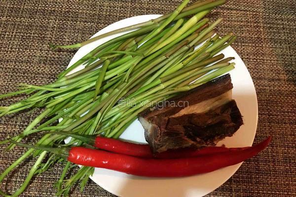 野芹菜炒腊肉的做法图解1