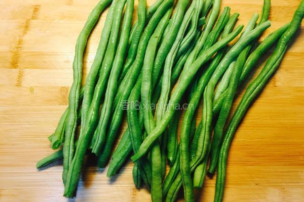 三巴酱炒四季豆的做法图解1