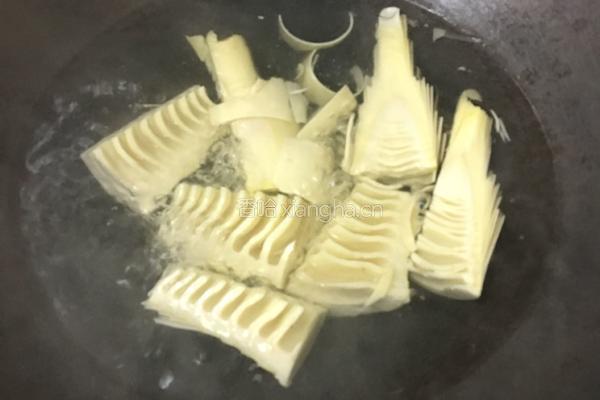 红烧肉焖春笋的做法图解2