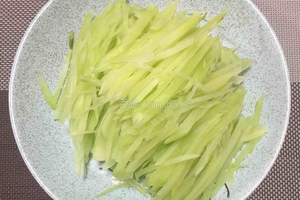 莴笋丝炒韭菜的做法图解1