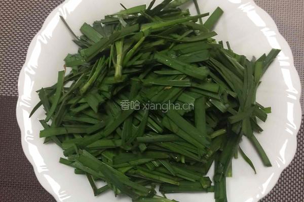 莴笋丝炒韭菜的做法图解2