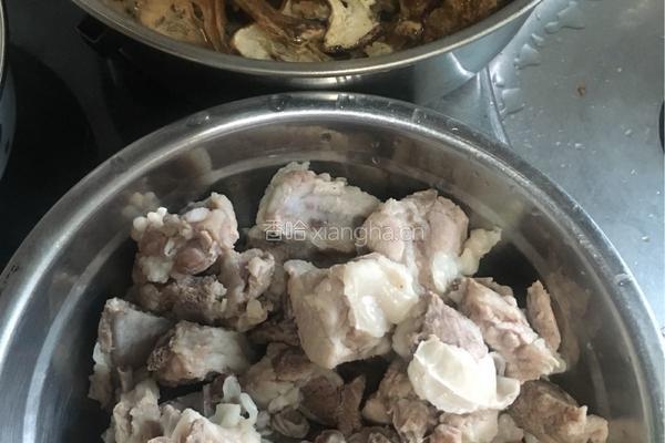 松茸烧排骨的做法图解1