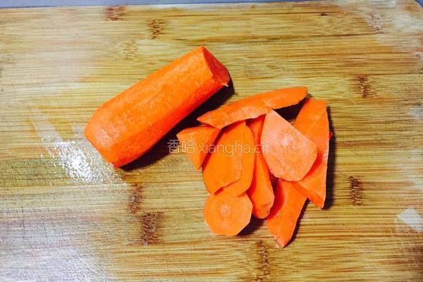 胡萝卜玉米栗子脊骨汤的做法图解2