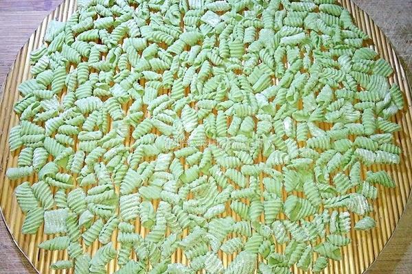 手工双色麻食的做法图解5