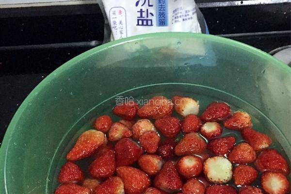 自制草莓酱的做法图解1