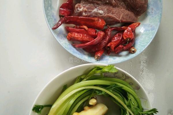 芹菜炒牛肉的做法图解1