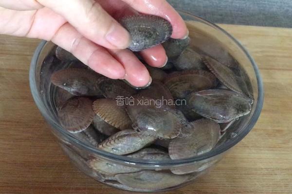 辣椒炒花甲的做法图解1