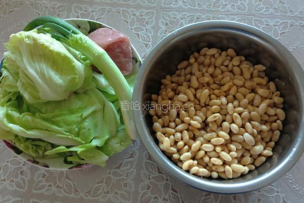 炖黄豆肉丁的做法图解1
