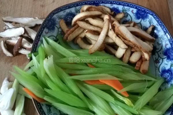 西芹炒香干的做法图解1