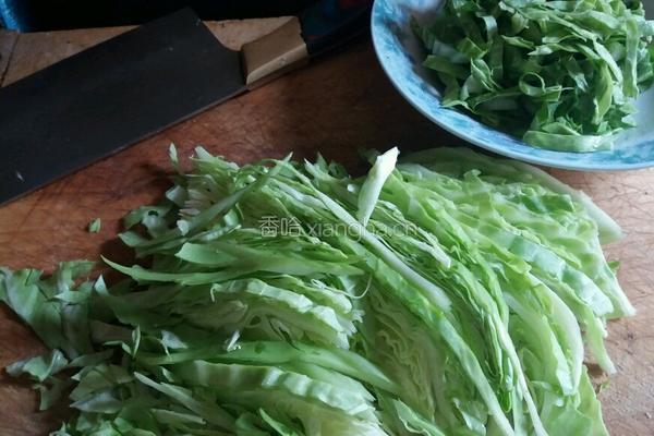 绿甘蓝炒粉条的做法图解1