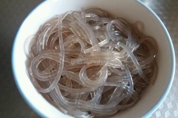 绿甘蓝炒粉条的做法图解2