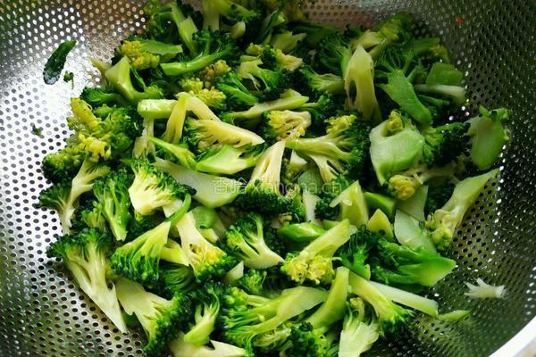 肉末西兰花的做法图解3