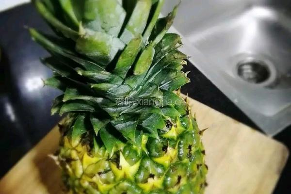 七彩菠萝饭的做法图解1