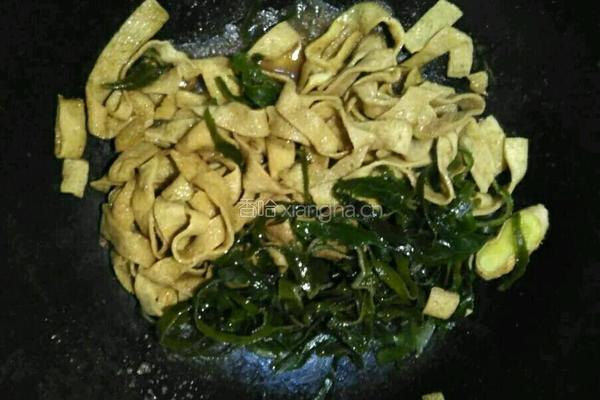 御帘豆腐海带烩包菜的做法图解4