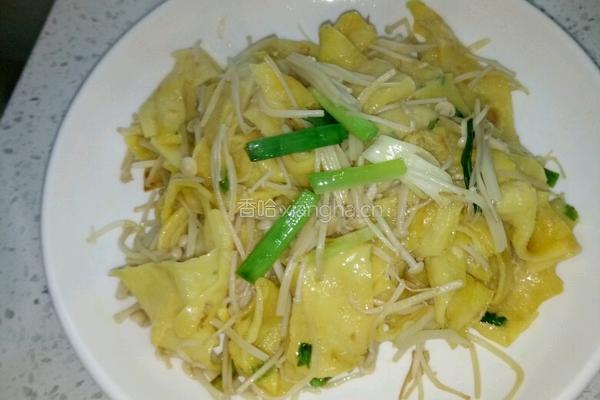 金针菇炒鸡蛋饼的做法图解6