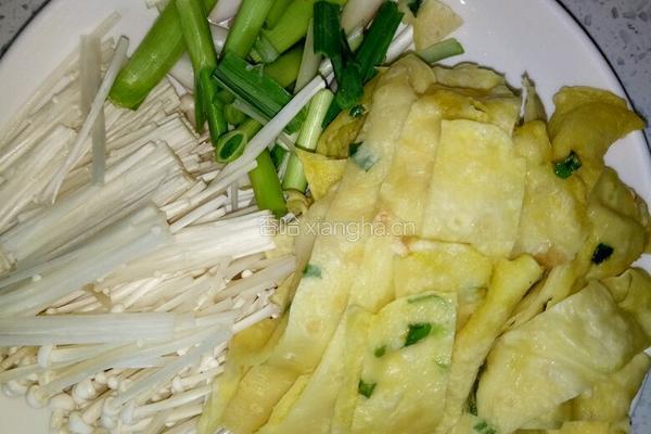 金针菇炒鸡蛋饼的做法图解2