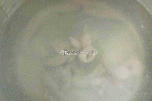 丝瓜瘦肉汤的做法图解3