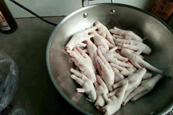 酱油卤鸡爪的做法图解1