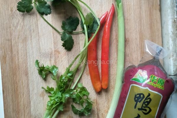 酸辣鸭血粉丝的做法图解1