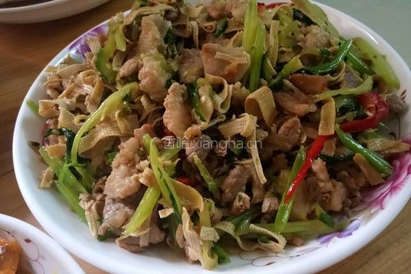 豆腐皮炒肉的做法图解3
