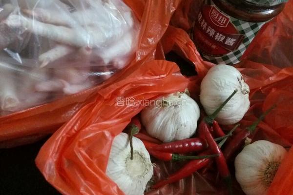 蒜香辣鸡爪的做法图解1