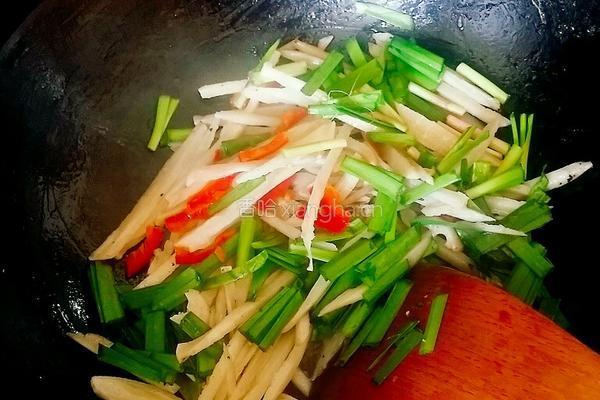 韭菜炒莲菜的做法图解4