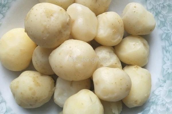孜然黑胡椒迷你小土豆的做法图解2