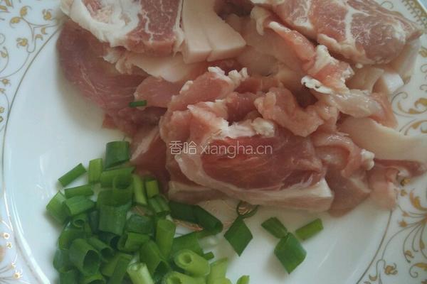 辣白菜炒五花肉土豆片的做法图解1