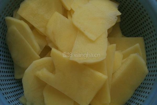 辣白菜炒五花肉土豆片的做法图解2