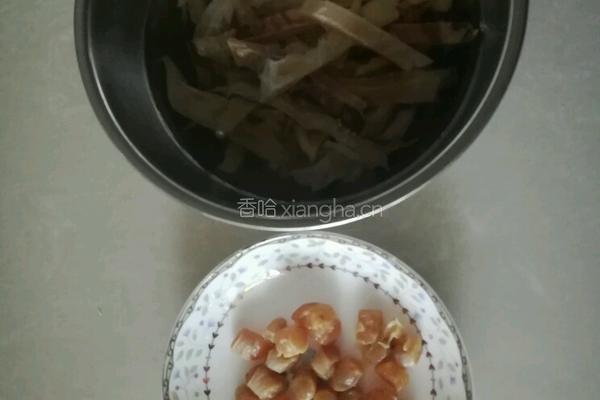 玉米胡萝卜墨鱼炖肉的做法图解3