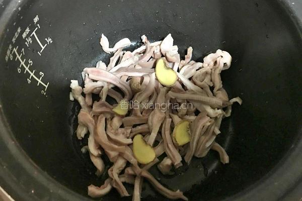 胡萝卜玉米猪肚汤的做法图解2