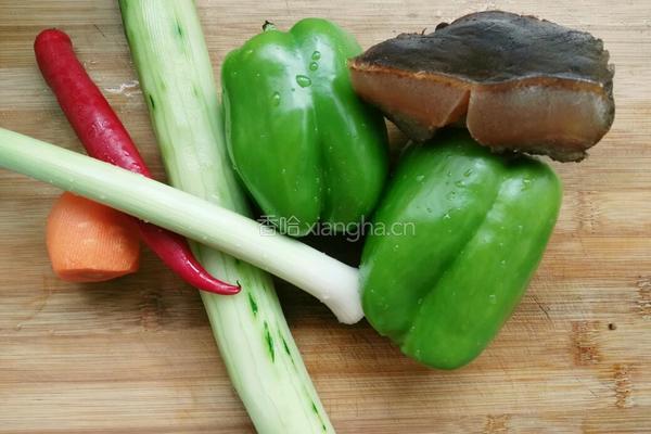 腊肉炒青椒的做法图解1