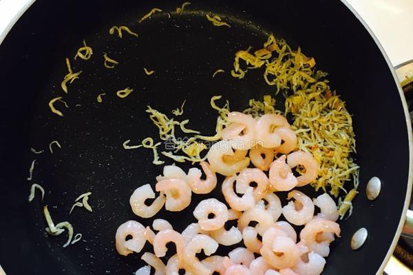 银鱼虾仁炒饭的做法图解2