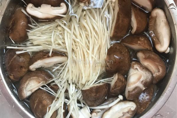 杂菇鲫鱼汤的做法图解1
