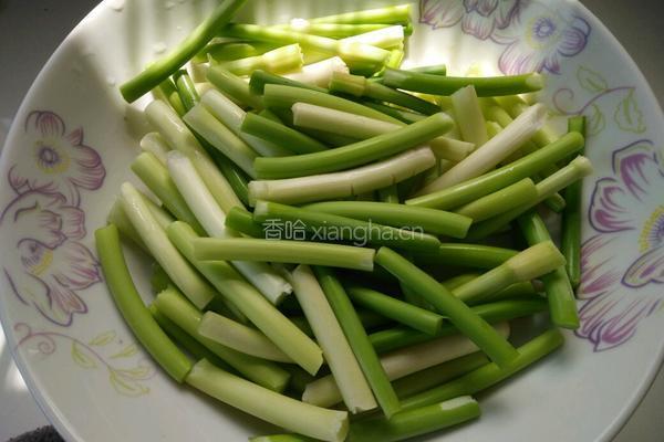 蒜苔炒肉的做法图解1