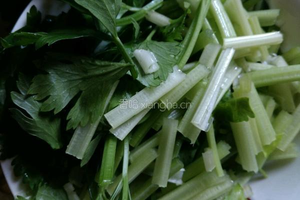 芹菜炒牛肉的做法图解2