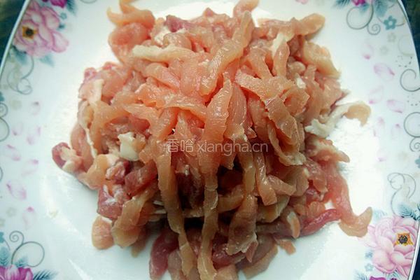 芹菜炒肉的做法图解1