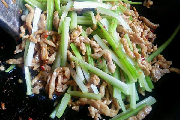 芹菜炒肉的做法图解9