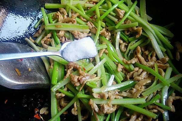 芹菜炒肉的做法图解10