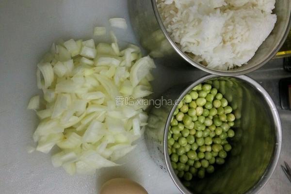 火爆洋葱蛋炒饭的做法图解1