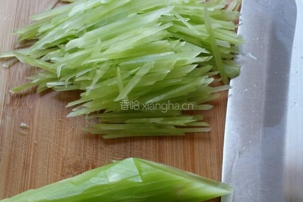 凉拌青笋丝的做法图解1