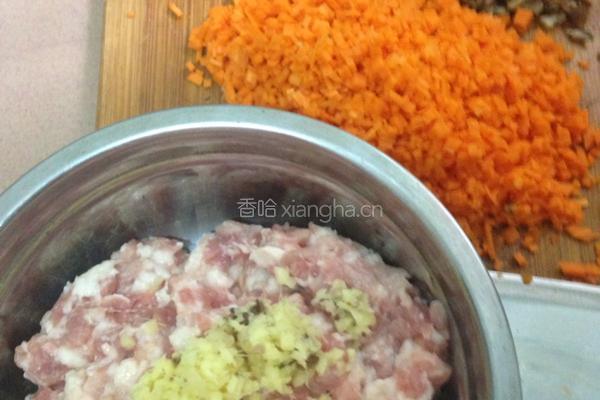 香菇胡萝卜肉饺的做法图解1