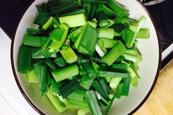 青蒜苗炒腊肉的做法图解1