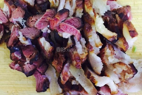 青蒜苗炒腊肉的做法图解2