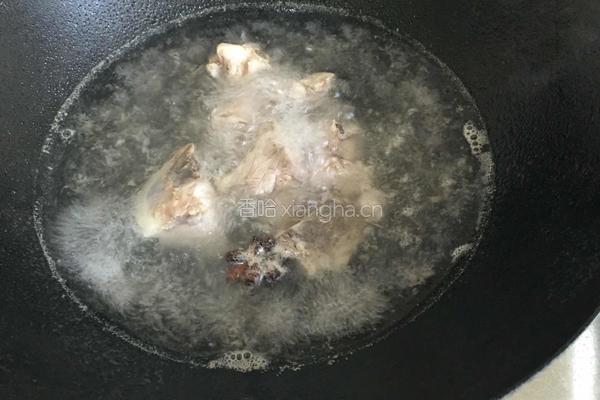 萝卜石斛骨头汤的做法图解1