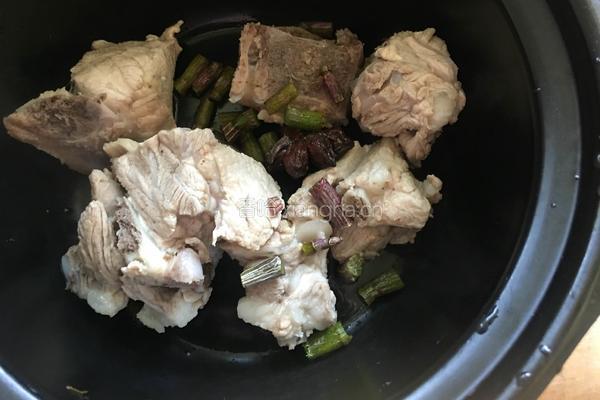 萝卜石斛骨头汤的做法图解5
