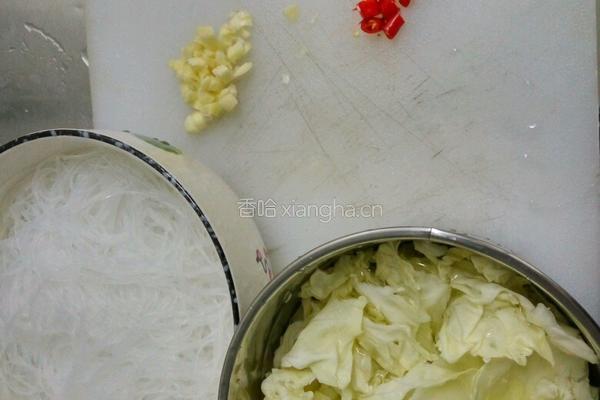包菜炒龙口粉丝的做法图解1