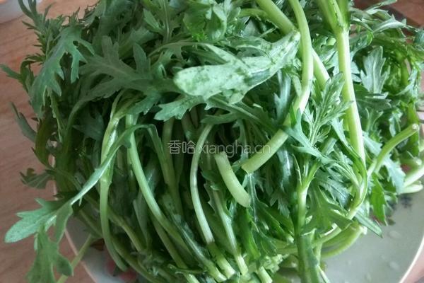 蒜末茼蒿的做法图解1