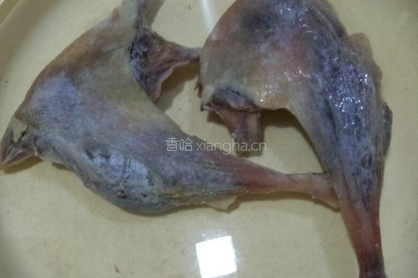 腊鸭腿炖黄豆的做法图解1