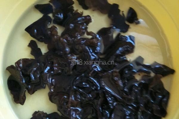 清洗黑木耳的做法图解3